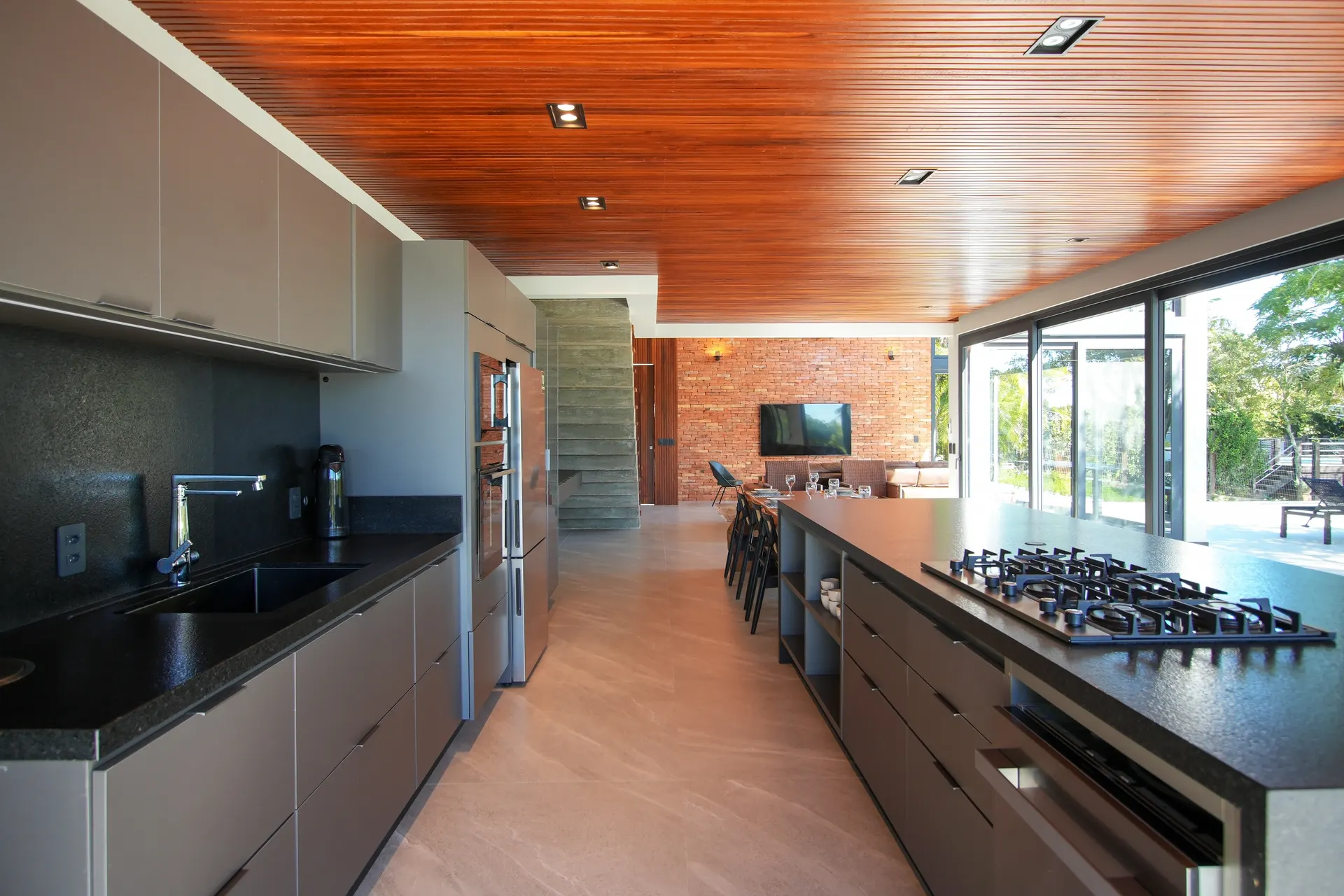 Cozinha gourmet com vista para área externa